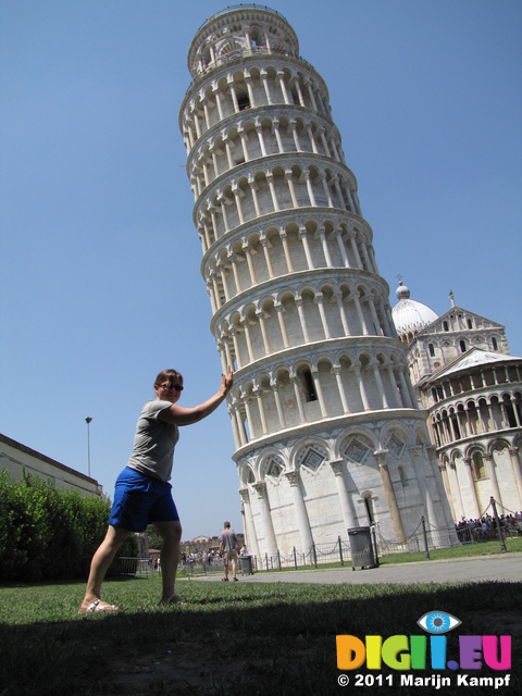 SX19770 Jenni holding up leaning tower of Pisa, Italy